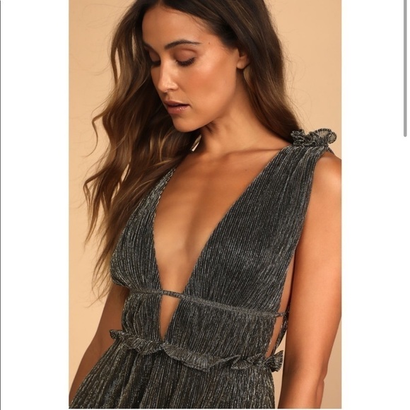 LULU’S Stunning Low Neck-Line Gown - Picture 3 of 12